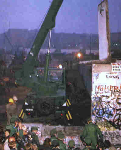 BerlinWall2.jpg (50094 bytes)